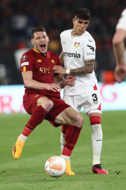 Roma, İtalya 11.05.2023: Roman Andrea Belotti, Leverkusen 'li Piero Hincaple UEFA EUROPA LEAGUE 2022 / 2023 yılındaki maçta, yarı final maçında AS Romanlar Bayer 04 Leverkusen' e karşı Roma, İtalya 'daki Olimpiyat stadyumunda.