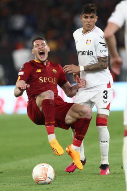 Roma, İtalya 11.05.2023: Roman Andrea Belotti, Leverkusen 'li Piero Hincaple UEFA EUROPA LEAGUE 2022 / 2023 yılındaki maçta, yarı final maçında AS Romanlar Bayer 04 Leverkusen' e karşı Roma, İtalya 'daki Olimpiyat stadyumunda.