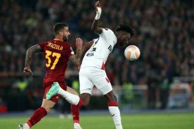 Roma, İtalya 11.05.2023: Roma 'dan Leonardo Spinazzola, Leverkusen' den Edmond Tapsoba UEFA EUROPA LEAGUE 2022 / 2023 tarihinde, yarı final karşılaşması AS Roma Bayer 04 Leverkusen 'e karşı Roma, İtalya' daki Olimpiyat stadyumunda.
