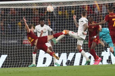Roma, İtalya 11.05.2023: Roma 'dan Edoardo Bove, Leverkusen' den Exaquiel Palacios UEFA EUROPA LEAGUE 2022 / 2023, yarı final karşılaşması AS Romanlar Bayer 04 Leverkusen 'e karşı Roma, İtalya' daki Olimpiyat stadyumunda.