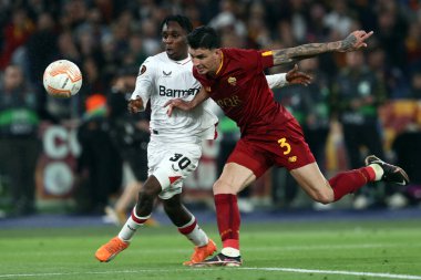 Roma, İtalya 11.05.2023:\ Jeremie Frimpong Leverkusen, UEFA EUROPA LEAGUE 2022 / 2023 tarihinde Romalı Roger Ibanez, yarı final maçında AS Romanlar Bayer 04 Leverkusen 'e karşı Roma, İtalya' daki Olimpiyat stadyumunda.