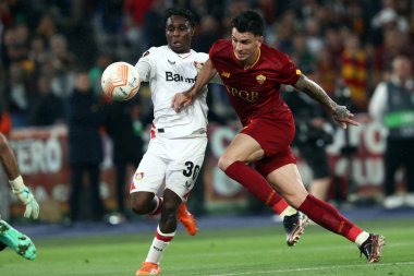 Roma, İtalya 11.05.2023:\ Jeremie Frimpong Leverkusen, UEFA EUROPA LEAGUE 2022 / 2023 tarihinde Romalı Roger Ibanez, yarı final maçında AS Romanlar Bayer 04 Leverkusen 'e karşı Roma, İtalya' daki Olimpiyat stadyumunda.