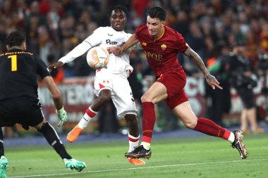 Roma, İtalya 11.05.2023: Leverkusen 'den Jeremie Frimpong, UEFA EUROPA LeAGUE 2022 / 2023' te Romalı Roger Ibanez, İtalya 'nın başkenti Roma' daki Bayer 04 Leverkusen Olimpiyat Stadyumu 'nda oynanan yarı final maçında AS Romanlar ve Bayer 04 Leverkusen karşı karşıya..