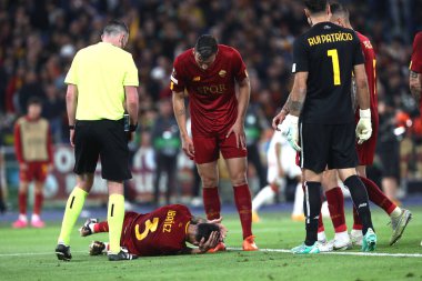 Roma, İtalya 11.05.2023: UEFA EUROPA LEAGUE 2022 / 2023 'te Roger Ibanez, Roma' nın başkenti Roma 'daki Olimpiyat stadyumunda AS Roma-Bayer 04 Leverkusen yarı final karşılaşmasında yaralandı.