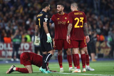 Roma, İtalya 11.05.2023: Romanlardan Lorenzo Pellegrini UEFA EUROPA LEAGUE 2022 / 2023 yılındaki Roma Rui Pedro Patricio 'yu tebrik ediyor, yarı final futbol karşılaşması AS Romanlar Bayer 04 Leverkusen' e karşı Roma, İtalya 'daki Olimpiyat stadyumunda.