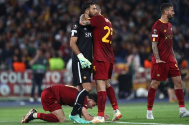 Roma, İtalya 11.05.2023: Roman Gianluca Mancini UEFA EUROPA LEAGUE 2022 / 2023 yılındaki Roma Rui Pedro Patricio 'yu tebrik ediyor, yarı final karşılaşmasında AS Romanlar Bayer 04 Leverkusen' e karşı Roma, İtalya 'daki Olimpiyat stadyumunda.