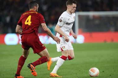 Roma, İtalya 11.05.2023: Bryan Cristante, Leverkusen 'den Adam Hlozek UEFA EUROPA LEAGUE 2022 / 2023 yılındaki maçta, yarı final maçında AS Romanlar Bayer 04 Leverkusen' e karşı Roma, İtalya 'daki Olimpiyat stadyumunda.