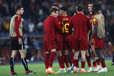 Roma, İtalya 11.05.2023: UEFA EUROPA LEAGUE 2022 / 2023 'ün sonunda Edoardo Bove İtalya' nın başkenti Roma 'daki Olimpiyat stadyumunda AS Romanlar Bayer 04 Leverkusen' e karşı oynadığı yarı final karşılaşmasında zaferi kutladı.