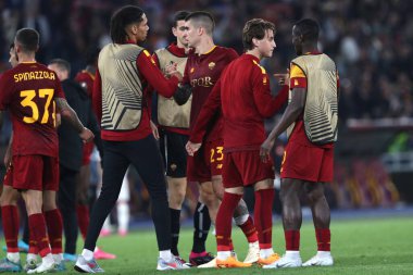 Roma, İtalya 11.05.2023: UEFA EUROPA LEAGUE 2022 / 2023 'ün sonunda Edoardo Bove İtalya' nın başkenti Roma 'daki Olimpiyat stadyumunda AS Romanlar Bayer 04 Leverkusen' e karşı oynadığı yarı final karşılaşmasında zaferi kutladı.