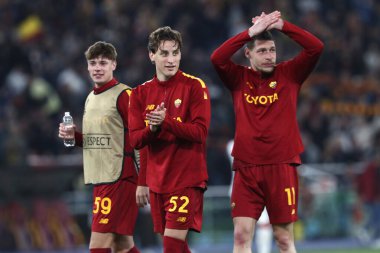 Roma, İtalya 11.05.2023: UEFA EUROPA LEAGUE 2022 / 2023 'ün sonunda Edoardo Bove İtalya' nın başkenti Roma 'daki Olimpiyat stadyumunda AS Romanlar Bayer 04 Leverkusen' e karşı oynadığı yarı final karşılaşmasında zaferi kutladı.