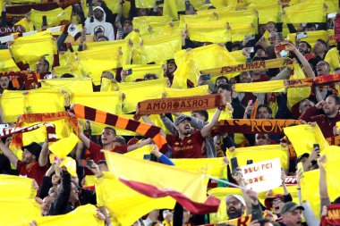 Roma, İtalya 11.05.2023: UEFA EUROPA LEAGUE 2022 / 2023 'te Roman taraftarları olarak, İtalya' nın başkenti Roma 'daki Olimpiyat stadyumunda AS Romanlar Bayer 04 Leverkusen' e karşı oynanan yarı final maçı.