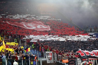 Roma, İtalya 11.05.2023: Leverkusen taraftarları UEFA EUROPA LEAGUE 2022 / 2023, yarı final karşılaşması AS Romanlar Bayer 04 Leverkusen 'e karşı Roma, İtalya' daki Olimpiyat stadyumunda.