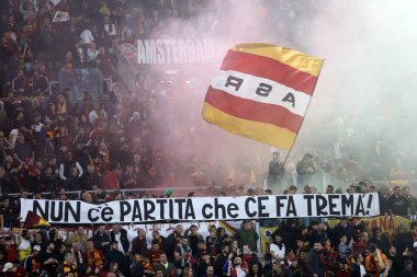 Roma, İtalya 11.05.2023: UEFA EUROPA LEAGUE 2022 / 2023 'te Roman taraftarları olarak, İtalya' nın başkenti Roma 'daki Olimpiyat stadyumunda AS Romanlar Bayer 04 Leverkusen' e karşı oynanan yarı final maçı.