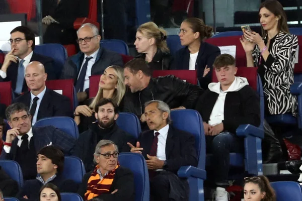 意大利罗马 2023年5月11日 在意大利罗马奥林匹克体育场举行的欧洲杯2022 2023年半决赛中 Francesco Totti和Noemi Bocchi在看台上的儿子Cristian对着Bayer Leverkusen — 图库照片