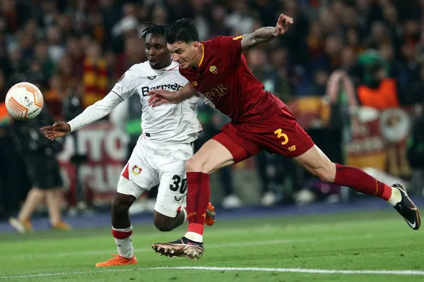 Roma, İtalya 11.05.2023:\ Jeremie Frimpong Leverkusen, UEFA EUROPA LEAGUE 2022 / 2023 tarihinde Romalı Roger Ibanez, yarı final maçında AS Romanlar Bayer 04 Leverkusen 'e karşı Roma, İtalya' daki Olimpiyat stadyumunda.