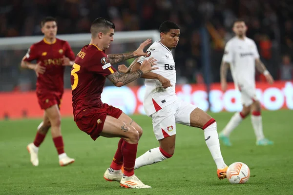 Roma, İtalya 11.05.2023: Romanlardan Gianluca Mancini, Leverkusen 'den Timothy Fosu-Mensah UEFA EUROPA LeAGUE 2022 / 2023 tarihinde, yarı final karşılaşması AS Roma Bayer 04 Leverkusen' e karşı Roma Olimpiyat stadyumunda.