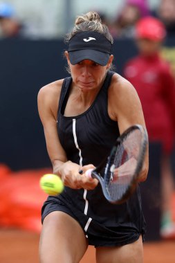 Roma, İtalya 13.05.2023: 13 Mayıs 2023 'te İtalya' nın Foro Italico kentinde düzenlenen Internazionali BNL 'Italia tenis turnuvasında Polonyalı M.Linette ile Brezilyalı Haddad Maia arasında oynanan karşılaşma..