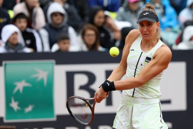 Roma, İtalya 13.05.2023: 13 Mayıs 2023 'te İtalya' nın Foro Italico kentinde düzenlenen Internazionali BNL 'Italia tenis turnuvasında Polonyalı M.Linette ile Brezilyalı Haddad Maia arasında oynanan karşılaşma..