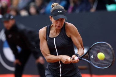 Roma, İtalya 13.05.2023: 13 Mayıs 2023 'te İtalya' nın Foro Italico kentinde düzenlenen Internazionali BNL 'Italia tenis turnuvasında Polonyalı M.Linette ile Brezilyalı Haddad Maia arasında oynanan karşılaşma..
