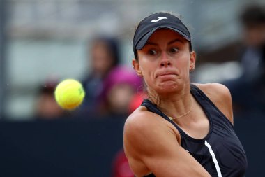 Roma, İtalya 13.05.2023: 13 Mayıs 2023 'te İtalya' nın Foro Italico kentinde düzenlenen Internazionali BNL 'Italia tenis turnuvasında Polonyalı M.Linette ile Brezilyalı Haddad Maia arasında oynanan karşılaşma..