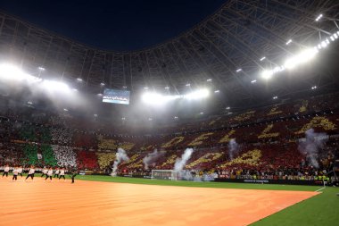 Budapeşte, Macaristan: 31.05.2023: Hungar 'daki Puskas Arena' da Sevilla FC ile AS Romanlar arasında oynanan 2023 UEFA Avrupa Ligi final maçında Roman taraftarlar koreografisi kürsüde