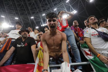 Budapeşte, Macaristan: 31.05.2023: Sivilla taraftarları, Hungar 'daki Puskas Arena' da Sevilla FC ile AS Romanlar arasında oynanan 2023 UEFA Avrupa Ligi final maçının galibiyetini kutladılar