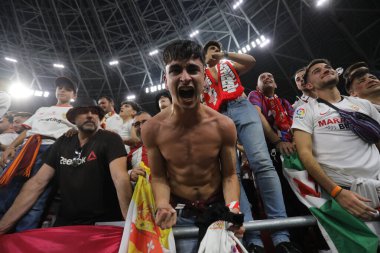 Budapeşte, Macaristan: 31.05.2023: Sivilla taraftarları, Hungar 'daki Puskas Arena' da Sevilla FC ile AS Romanlar arasında oynanan 2023 UEFA Avrupa Ligi final maçının galibiyetini kutladılar