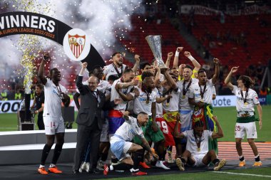 Budapeşte, Macaristan: 31.05.2023: Hungar 'daki Puskas Arena' da Sevilla FC ile AS Romanlar arasında oynanan 2023 Avrupa Ligi finalinde Sivilla takımı kupayı kazandı.