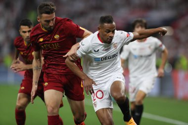 Budapeşte, Macaristan: 31.05.2023: Bryan Cristante ve Sevilla 'lı Fernando, Sevilla FC ile AS Romanlar arasında Hungar' daki Puskas Arena 'da oynanan UEFA Avrupa Ligi 2023 karşılaşmasında eylem halindeler.