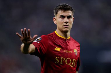 Budapeşte, Macaristan: 31.05.2023: Budapeşte 'deki Puskas Arena' da Sevilla FC ile AS Romanlar arasında oynanan 2023 UEFA Avrupa Ligi Finali sırasında Romanların Paulo Dybala eylemde