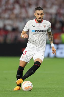 Budapeşte, Macaristan: 31.05.2023: Sevilla 'lı Alex Telles, Hungar' daki Puskas Arena 'da Sevilla FC ile AS Romanlar arasında oynanan 2023 Avrupa Ligi Finali karşılaşmasında eylem halindedir.