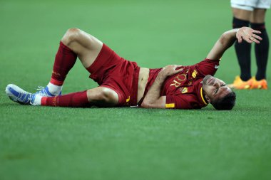 Budapeşte, Macaristan: 31.05.2023: Hungar 'daki Puskas Arena' da oynanan UEFA Avrupa Ligi 2023 Finali 'nde Sevilla FC ile AS Romanlar arasında oynanan karşılaşmada Romanlardan Zeki Çelik yaralandı