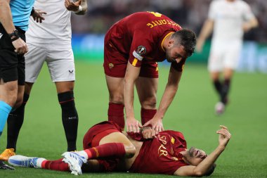 Budapeşte, Macaristan: 31.05.2023: Hungar 'daki Puskas Arena' da oynanan UEFA Avrupa Ligi 2023 Finali 'nde Sevilla FC ile AS Romanlar arasında oynanan karşılaşmada Romanlardan Zeki Çelik yaralandı