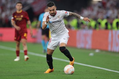 Budapeşte, Macaristan: 31.05.2023: Sevilla 'lı Alex Telles, Hungar' daki Puskas Arena 'da Sevilla FC ile AS Romanlar arasında oynanan 2023 Avrupa Ligi Finali karşılaşmasında eylem halindedir.