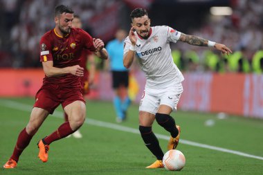 Budapeşte, Macaristan: 31.05.2023: Bryan Cristante, Sevilla 'dan Alex Telles. UEFA Avrupa Ligi 2023 Finali sırasında Hungar 'daki Puskas Arena' da Sevilla FC ile AS Romanlar arasında oynanan maçta