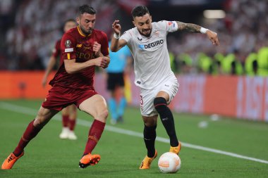 Budapeşte, Macaristan: 31.05.2023: Bryan Cristante, Sevilla 'dan Alex Telles. UEFA Avrupa Ligi 2023 Finali sırasında Hungar 'daki Puskas Arena' da Sevilla FC ile AS Romanlar arasında oynanan maçta