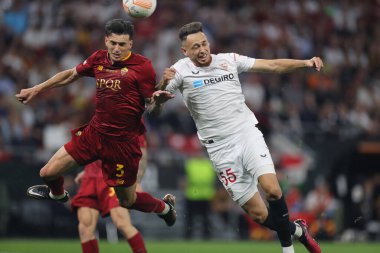Budapeşte, Macaristan: 31.05.2023: Roman Roger Ibanez, Sivillalı Lucas Ocampos, Budapeşte 'deki Puskas Arena of Budapeşte' de Sevilla FC ile AS Romanlar arasında oynanan 2023 UEFA Avrupa Ligi Finali karşılaşmasında eylem halindeler