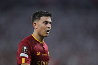 Budapeşte, Macaristan: 31.05.2023: Budapeşte 'deki Puskas Arena' da Sevilla FC ile AS Romanlar arasında oynanan 2023 UEFA Avrupa Ligi Finali sırasında Romanların Paulo Dybala eylemde