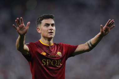 Budapeşte, Macaristan: 31.05.2023: Romanlardan Paulo Dybala, Hungar 'daki Puskas Arena' da Sevilla FC ile AS Romanlar arasında oynanan 2023 Avrupa Ligi final karşılaşmasında taraftarlara sükunet istiyor