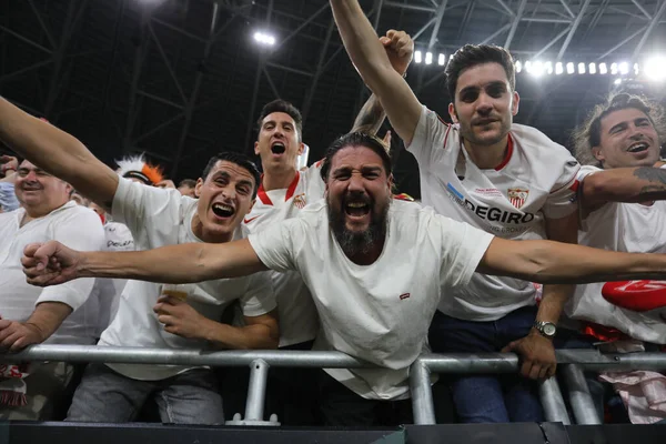 Budapeşte, Macaristan: 31.05.2023: Sivilla taraftarları, Hungar 'daki Puskas Arena' da Sevilla FC ile AS Romanlar arasında oynanan 2023 UEFA Avrupa Ligi final maçının galibiyetini kutladılar