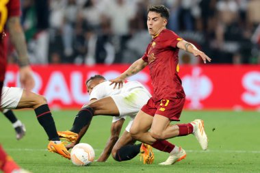 Budapeşte, Macaristan: 31.05.2023: Romanlı Paulo Dybala, Hungar 'daki Puskas Arena' da Sevilla FC ile AS Romanlar arasında oynanan UEFA Avrupa Ligi 2023 karşılaşmasında Sevilla Dybala ve Sevilla 'lı Fernando eylemde