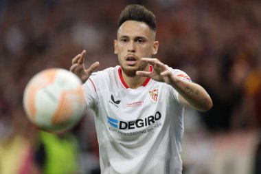 Budapeşte, Macaristan: 31.05.2023: Sivillalı Lucas Ocampos, Hungar 'daki Puskas Arena' da Sevilla FC ile AS Romanlar arasında oynanan 2023 Avrupa Ligi Finali karşılaşmasında eylem halindedir.