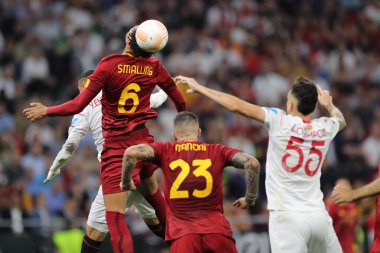 Budapeşte, Macaristan: 31.05.2023: Roman Chris Smalling, Hungar 'daki Puskas Arena' da Sevilla FC ve AS Romanlar arasında oynanan 2023 Avrupa Ligi final karşılaşmasında eylem halinde