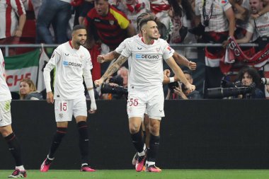Budapeşte, Macaristan: 31.05.2023: Sivillalı Ocampos golü attı ve Hungar 'daki Puskas Arena' da Sevilla FC ile AS Romanlar arasında oynanan 2023 Avrupa Ligi final maçında takımla birlikte kutladı.