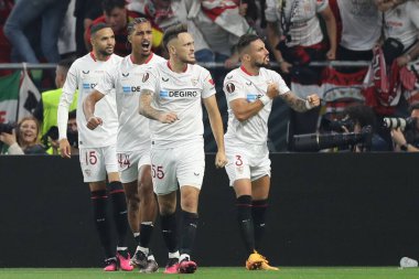 Budapeşte, Macaristan: 31.05.2023: Sivillalı Ocampos golü attı ve Hungar 'daki Puskas Arena' da Sevilla FC ile AS Romanlar arasında oynanan 2023 Avrupa Ligi final maçında takımla birlikte kutladı.