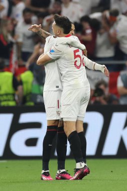 Budapeşte, Macaristan: 31.05.2023: Sivillalı Ocampos golü attı ve Hungar 'daki Puskas Arena' da Sevilla FC ile AS Romanlar arasında oynanan 2023 Avrupa Ligi final maçında takımla birlikte kutladı.