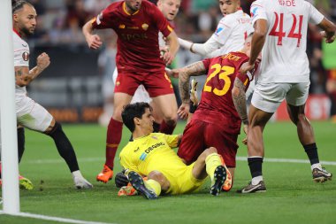 Budapeşte, Macaristan: 31.05.2023: Sevilla FC, Budapeşte 'deki Puskas Arena' da AS Roman 'a karşı oynadığı UEFA Avrupa Ligi 2023 Finali sırasında Sevilla FC ile Romanlar arasında oynanan eylem halindeki Sevilla Bounou, Sevilla' lu Gianluca Mancini.