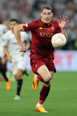 Budapeşte, Macaristan: 31.05.2023: Roman Andrea Belotti, Hungar 'daki Puskas Arena' da Sevilla FC ile AS Romanlar arasında oynanan 2023 Avrupa Ligi final maçı sırasında eylem halindeydi.