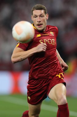 Budapeşte, Macaristan: 31.05.2023: Roman Andrea Belotti, Hungar 'daki Puskas Arena' da Sevilla FC ile AS Romanlar arasında oynanan 2023 Avrupa Ligi final maçı sırasında eylem halindeydi.