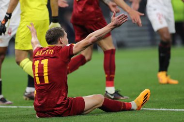 Budapeşte, Macaristan: 31.05.2023: Roman Andrea Belotti, Hungar 'daki Puskas Arena' da Sevilla FC ile AS Romanlar arasında oynanan 2023 Avrupa Ligi final maçında hakem ile birlikte protesto etti